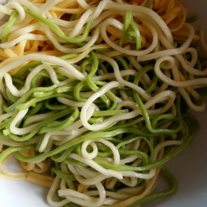 自制纯天然蔬菜汁彩色面条