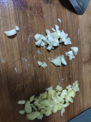 湖南烟熏腊鱼焖土豆的做法 步骤2
