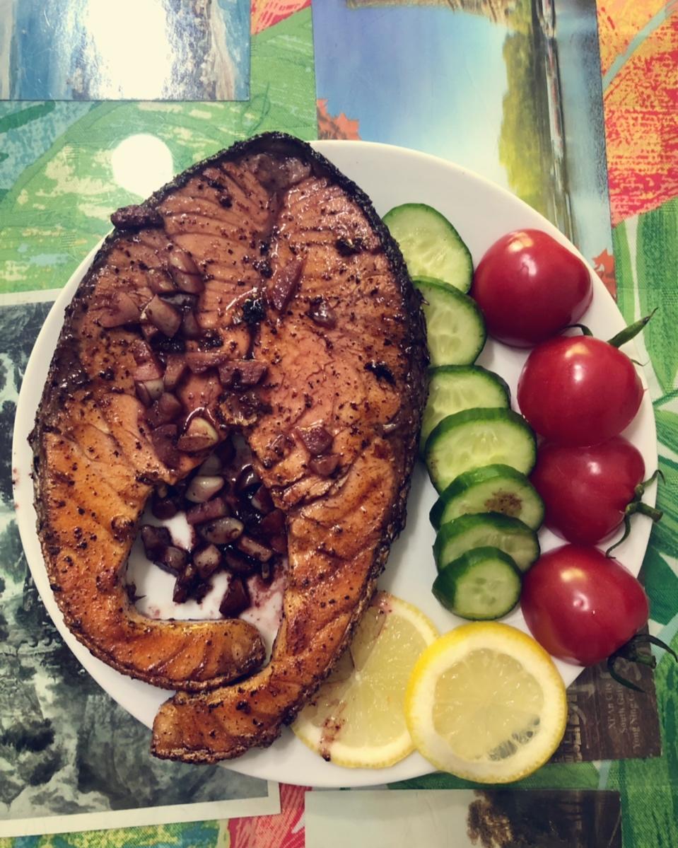 蒜煎三文鱼佐红酒汁