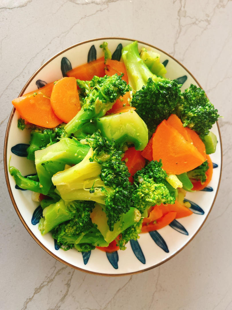 翠翠小可爱做的清炒胡萝卜西兰花