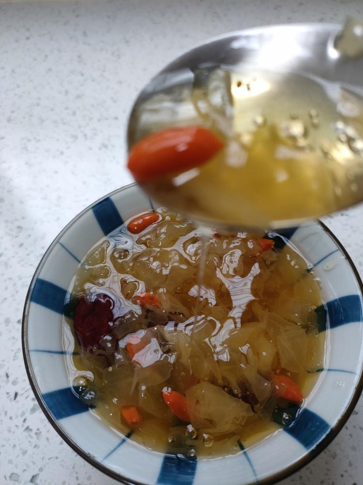 暖心暖胃润喉银耳红枣汤的做法