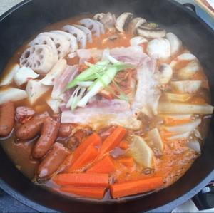 韩式泡菜猪五花年糕火锅的做法 步骤2