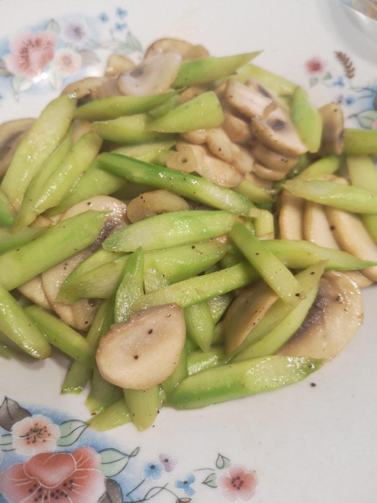芦笋炒蘑菇