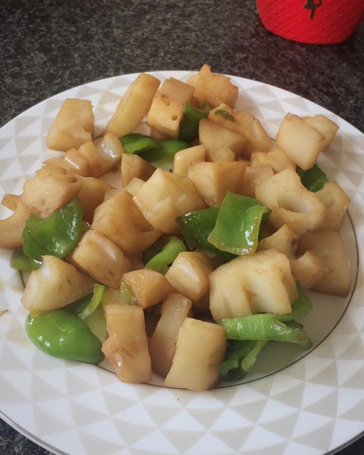藕丁炒青椒