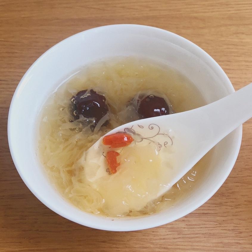冰糖银耳红枣汤