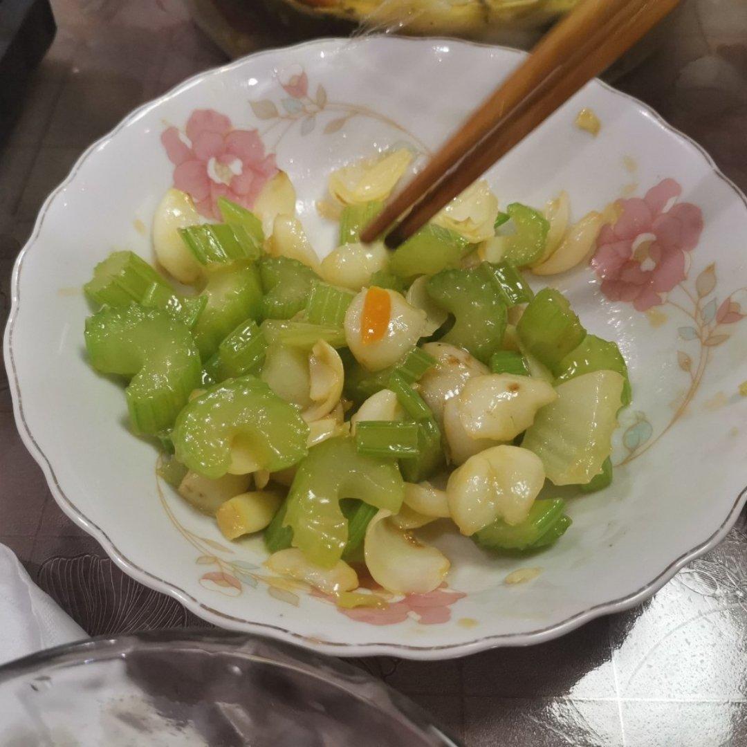 西芹炒百合
