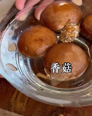 早餐  鲜虾菌菇汤面，粗粮馒头或粽子的做法 步骤2