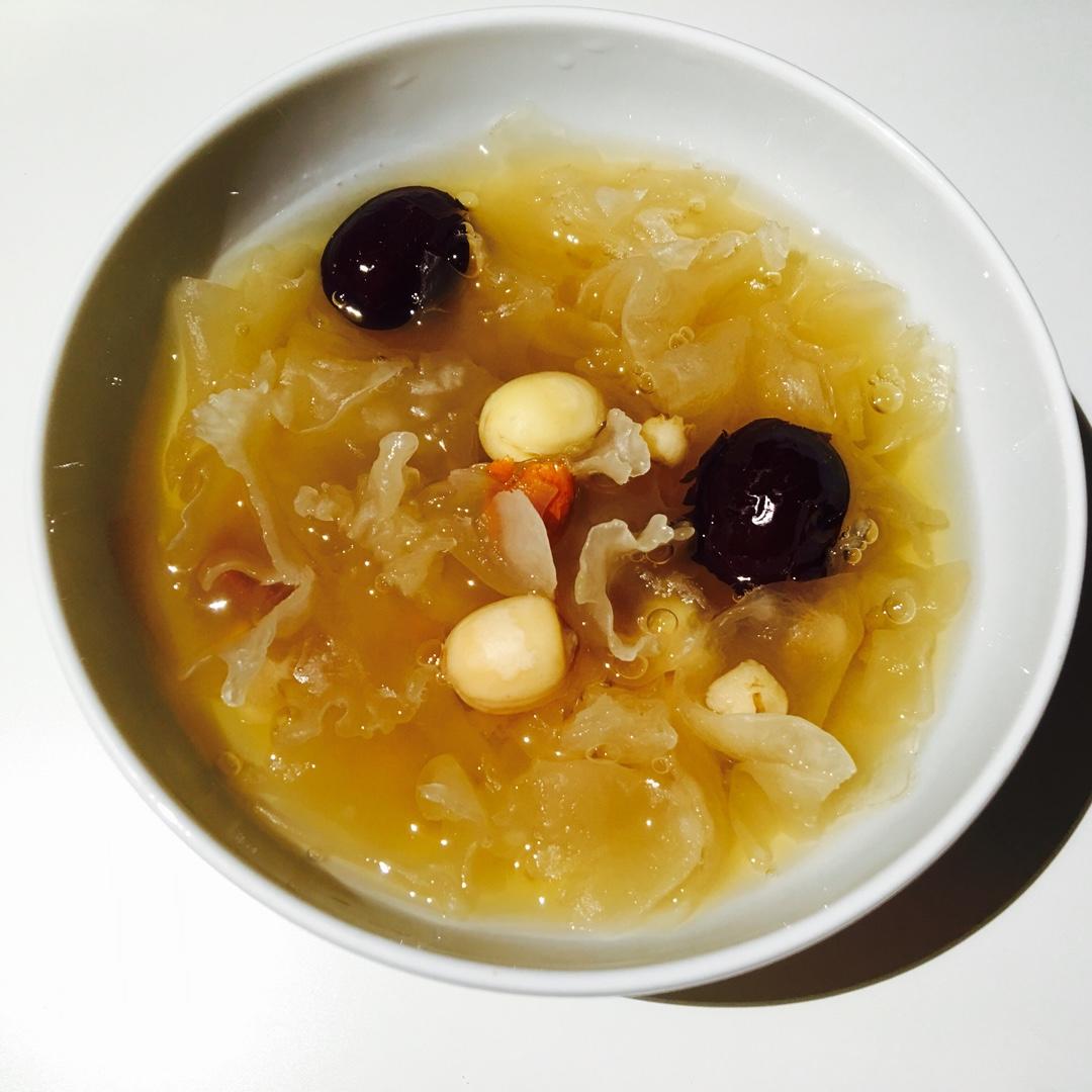 红枣银耳莲子羹