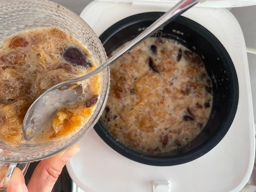 《桃胶皂角米雪燕银耳牛奶羹》据说一碗等于敷30片面膜的功效