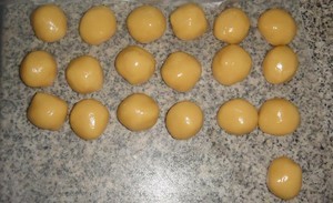 广式月饼--蛋黄莲蓉月饼的做法 步骤6