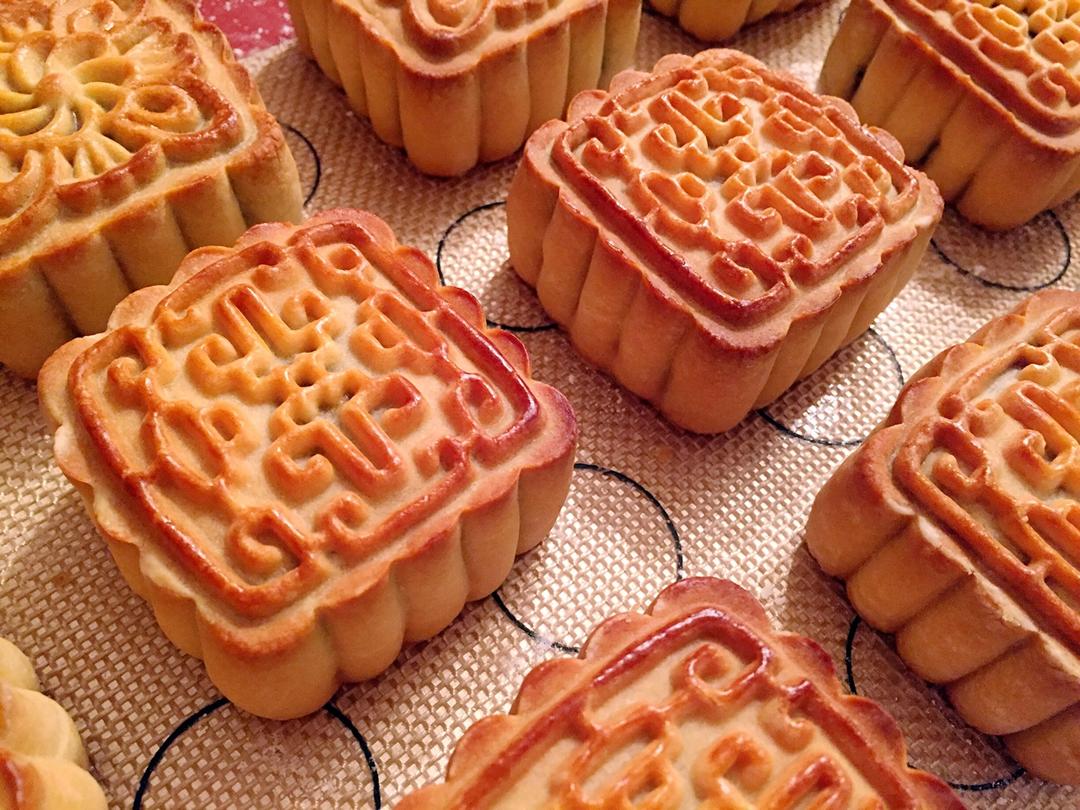 广式月饼—蛋黄莲蓉月饼