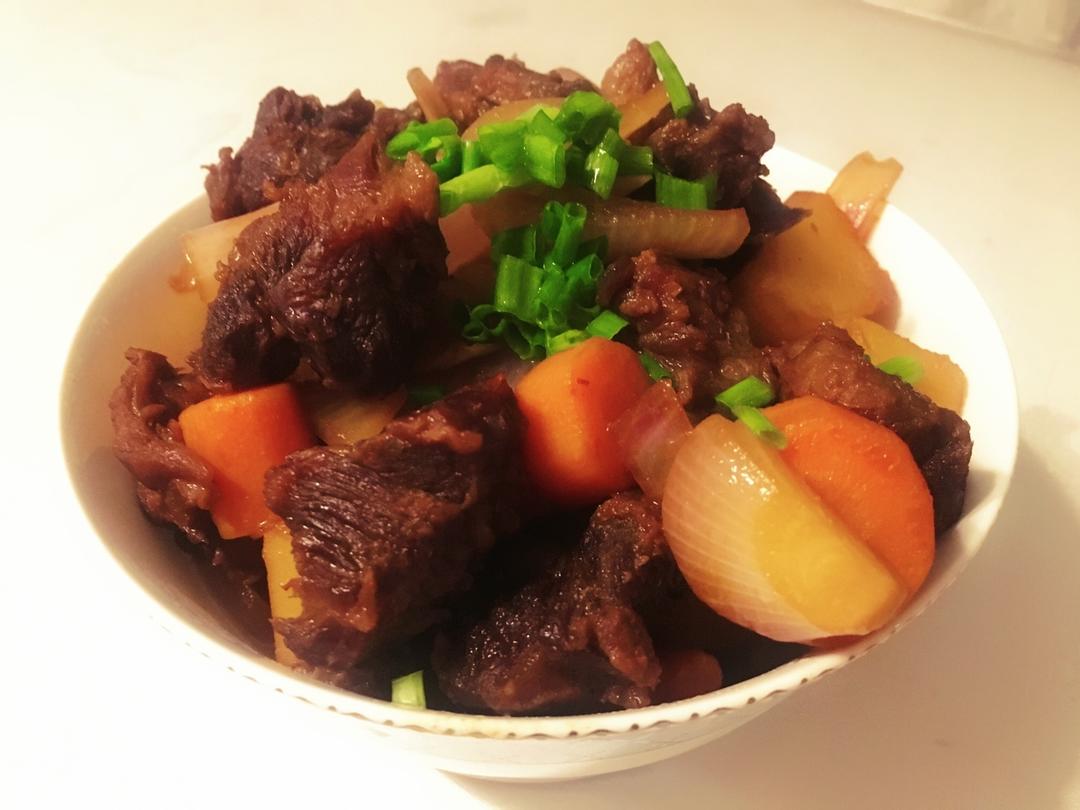 红酒炖牛腩