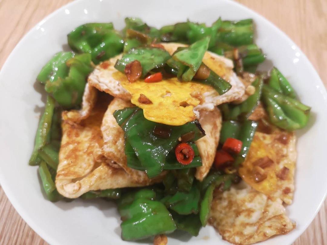 厨师长教你：“青椒炒荷包蛋”的家常做法，味道很赞先收藏起来