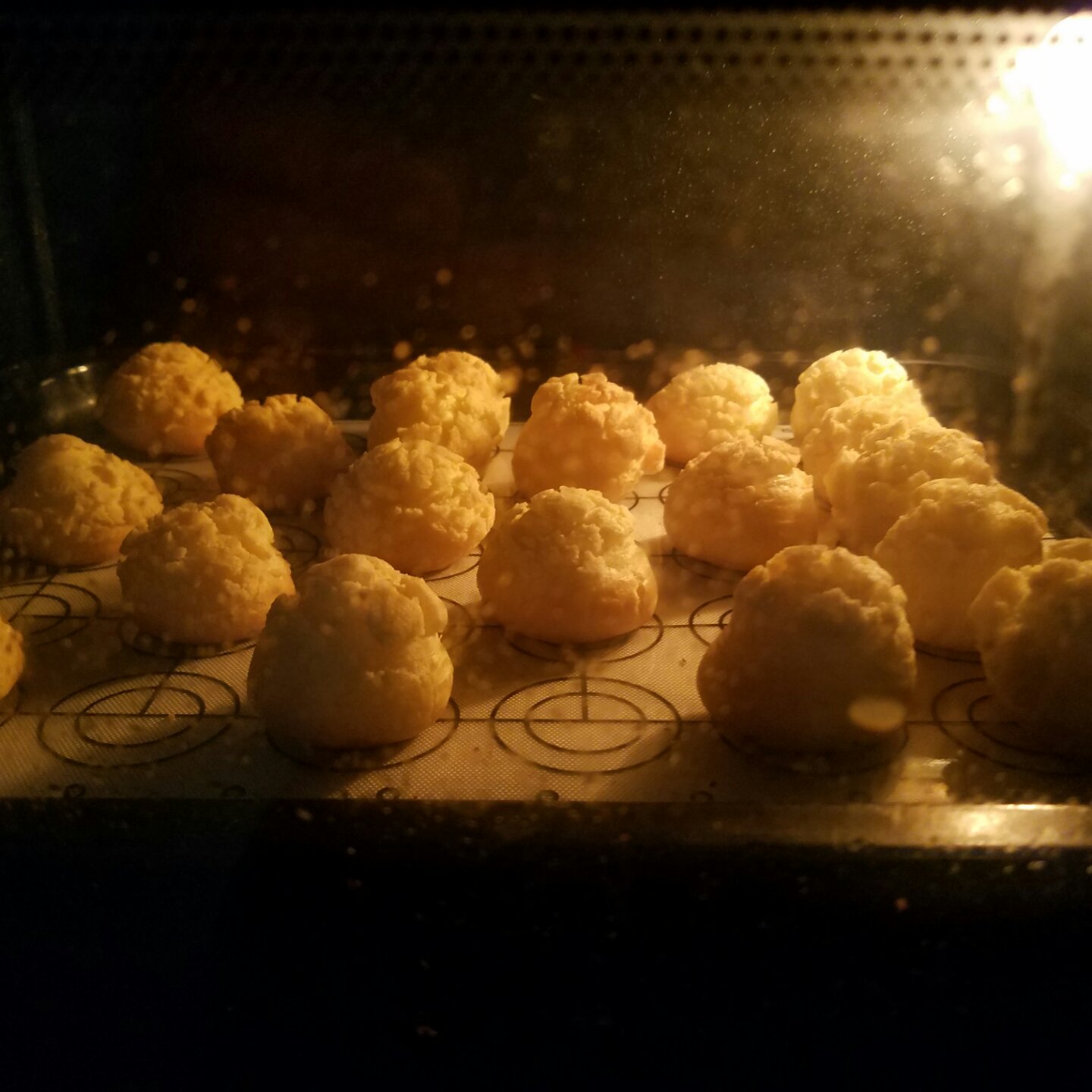 酥皮奶油泡芙--#皮黑森林#