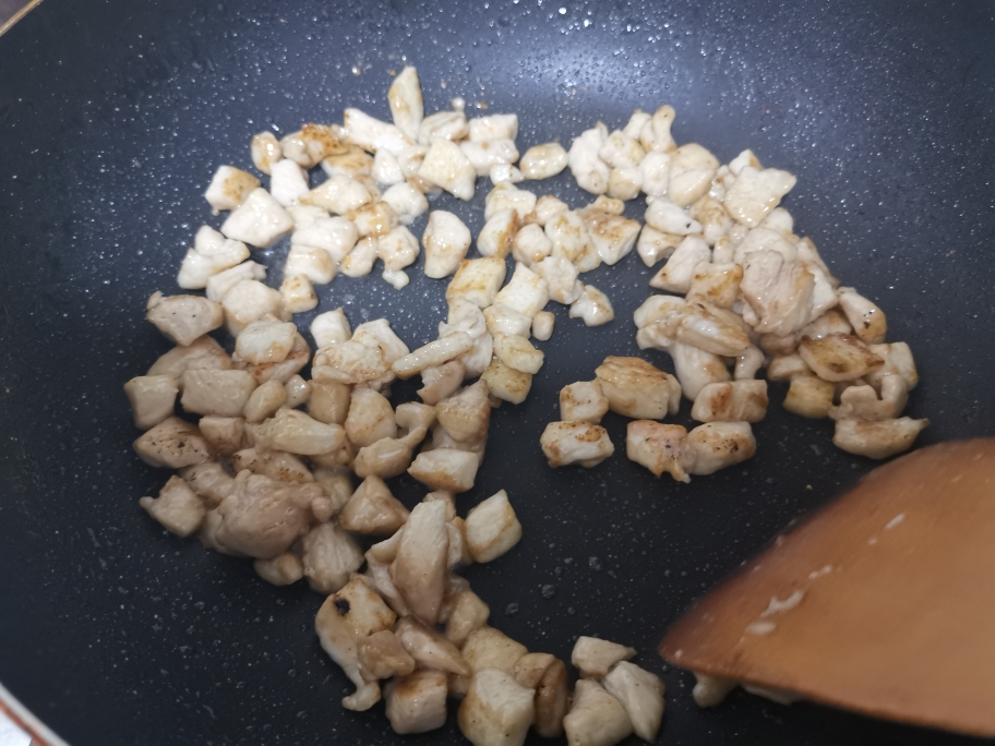 西兰花清炒鸡胸肉的做法 步骤2