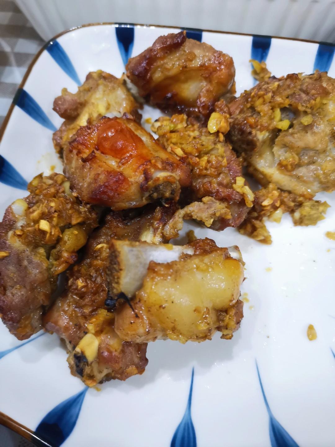 外焦里嫩！好吃到舔手指的蒜香烤排骨