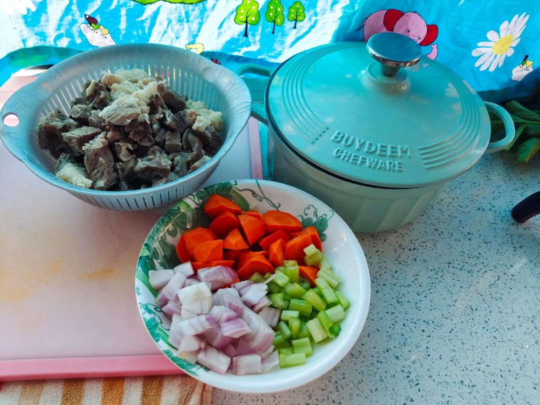 胡萝卜炖牛肋条【5-6月北鼎珐琅锅食谱】