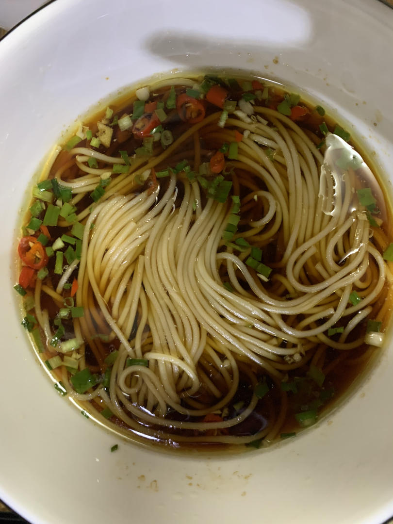 一碗清汤面 🍜 —— 秋日里的治愈系