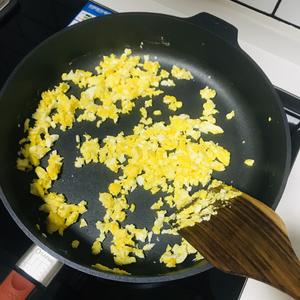 🍛消耗米饭的好办法～蛋炒饭的做法 步骤2