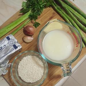 嫩煎扇贝配意式芦笋炖饭 pan seared scallops with asparagus risotto的做法 步骤1