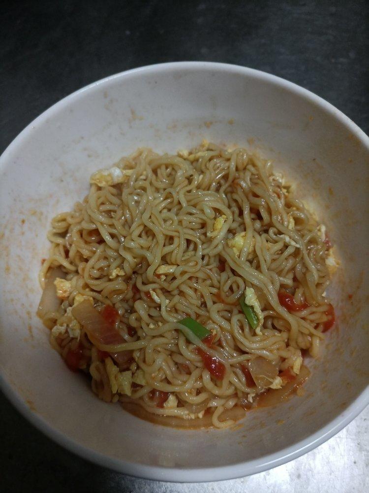 西红柿鸡蛋炒方便面