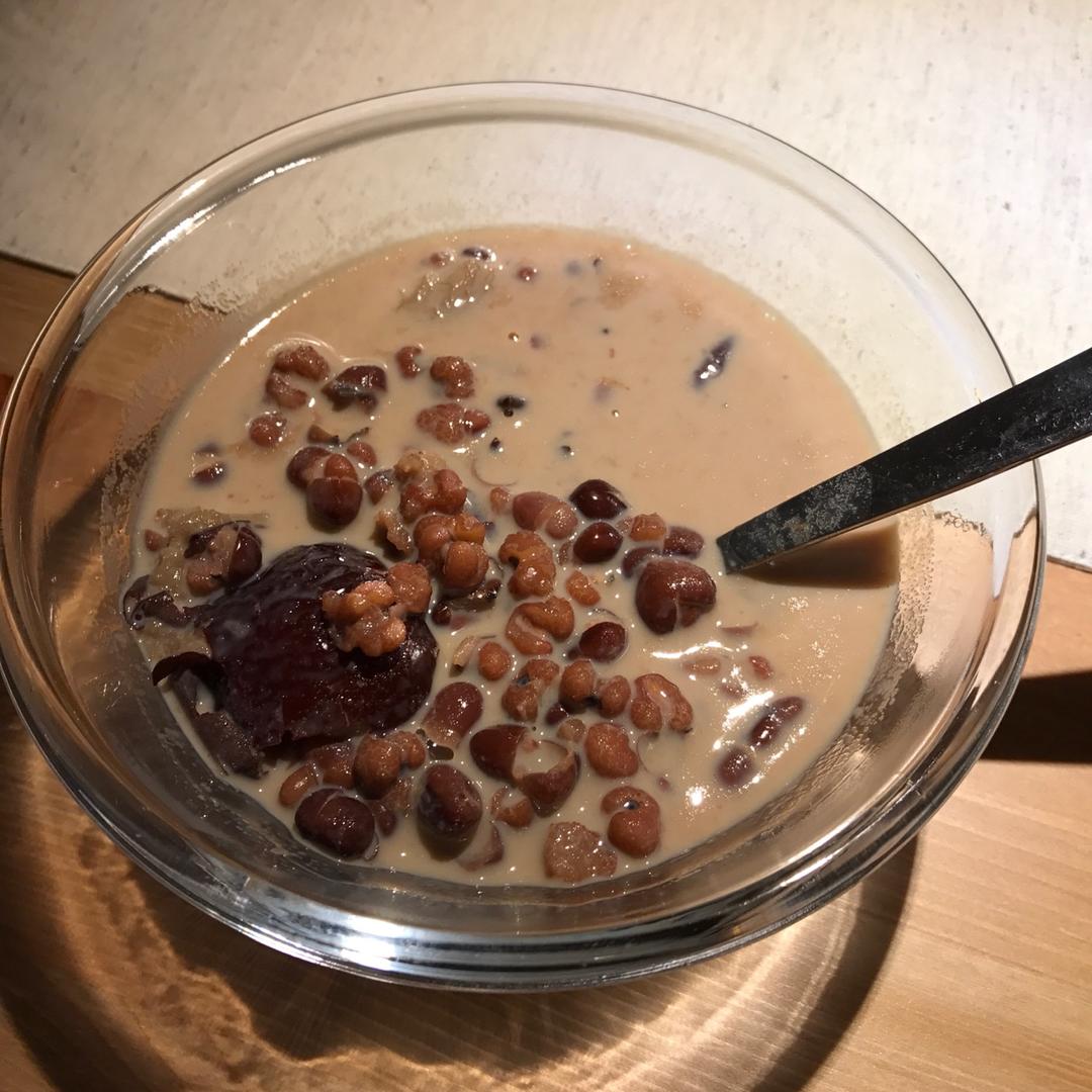 红枣红豆薏仁牛奶粥