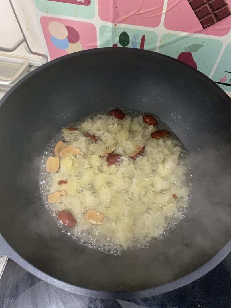 银耳羹（15秒熬出胶）