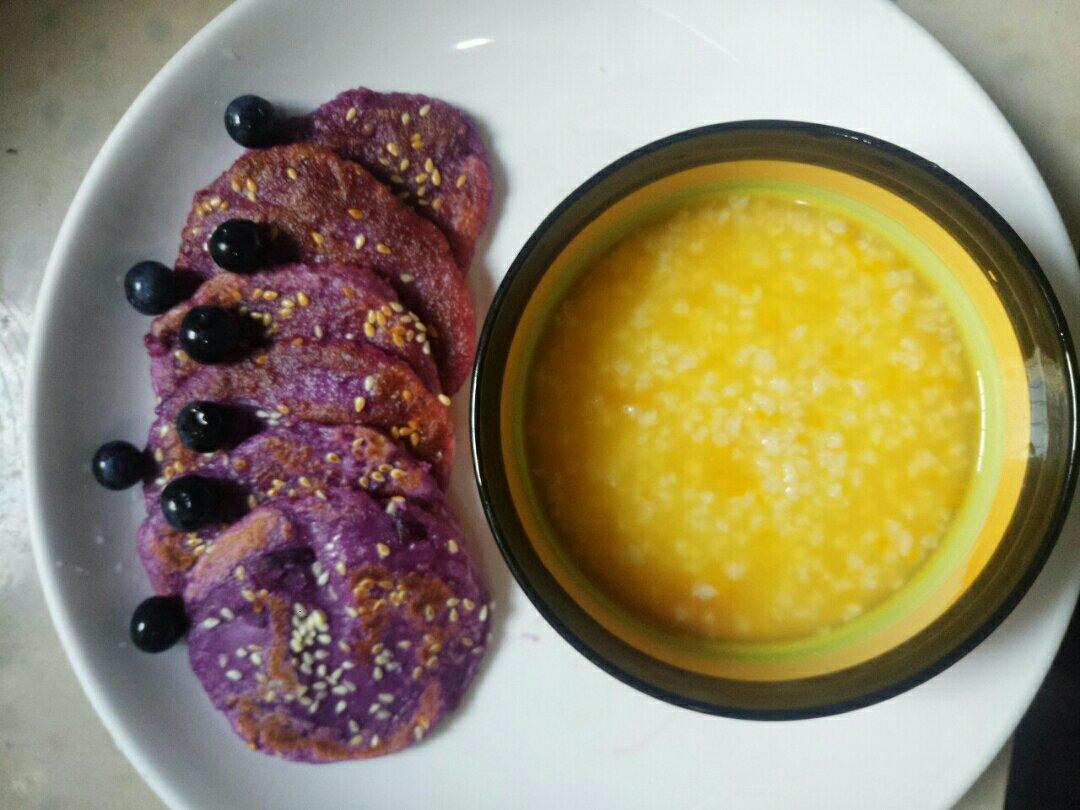 认真吃早餐-芝麻紫薯饼