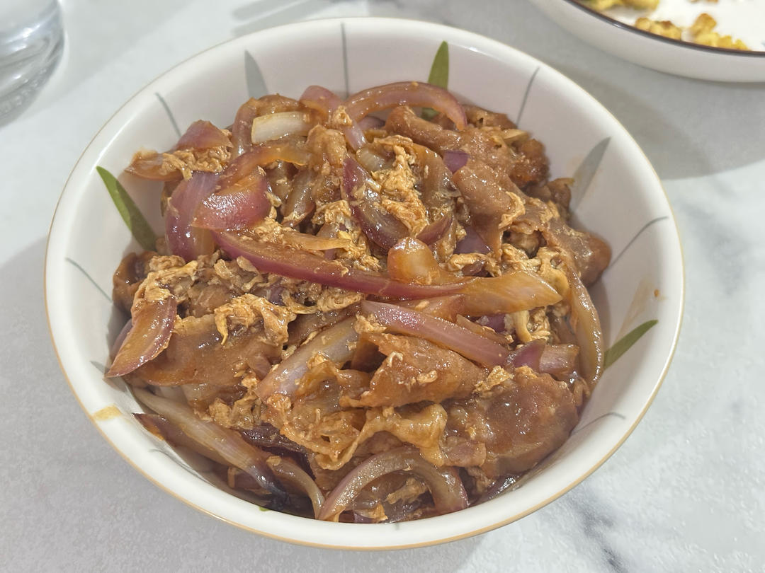洋葱滑蛋肥牛卷/饭。一个人也要好好吃饭
