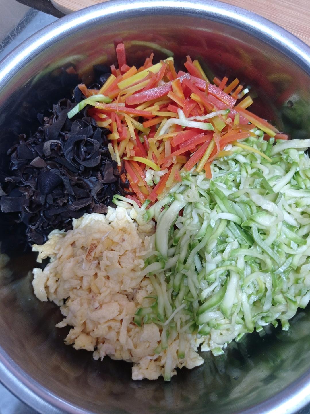 低脂低卡一口一个西葫芦鸡蛋素蒸包