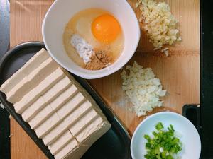 怎么能少了小香葱的-香煎豆腐的做法 步骤1