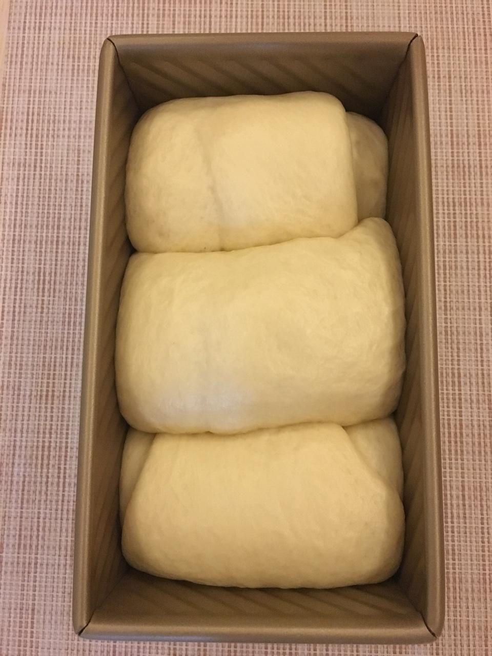 吐司整形—详解吐司一次擀卷和二次擀卷