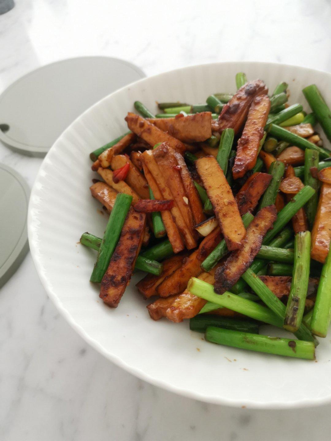 蒜苗辣炒酱香干