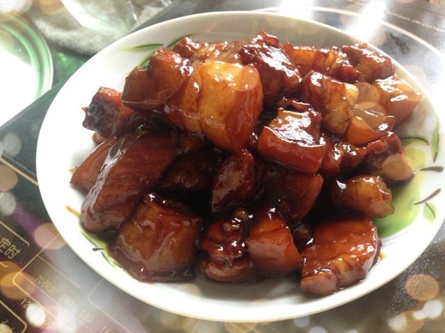 吃着碗里望着锅里的红烧肉