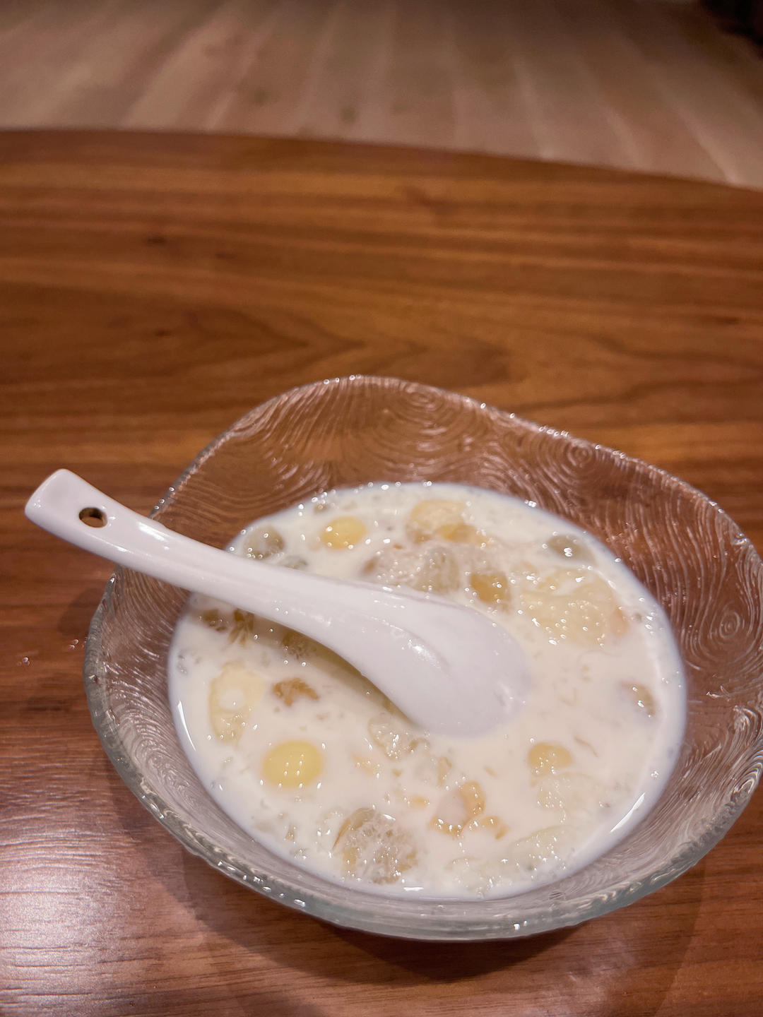 《桃胶皂角米雪燕银耳牛奶羹》据说一碗等于敷30片面膜的功效