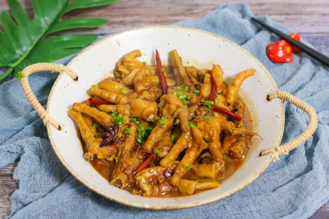 一抿就化的红烧鸡爪的做法