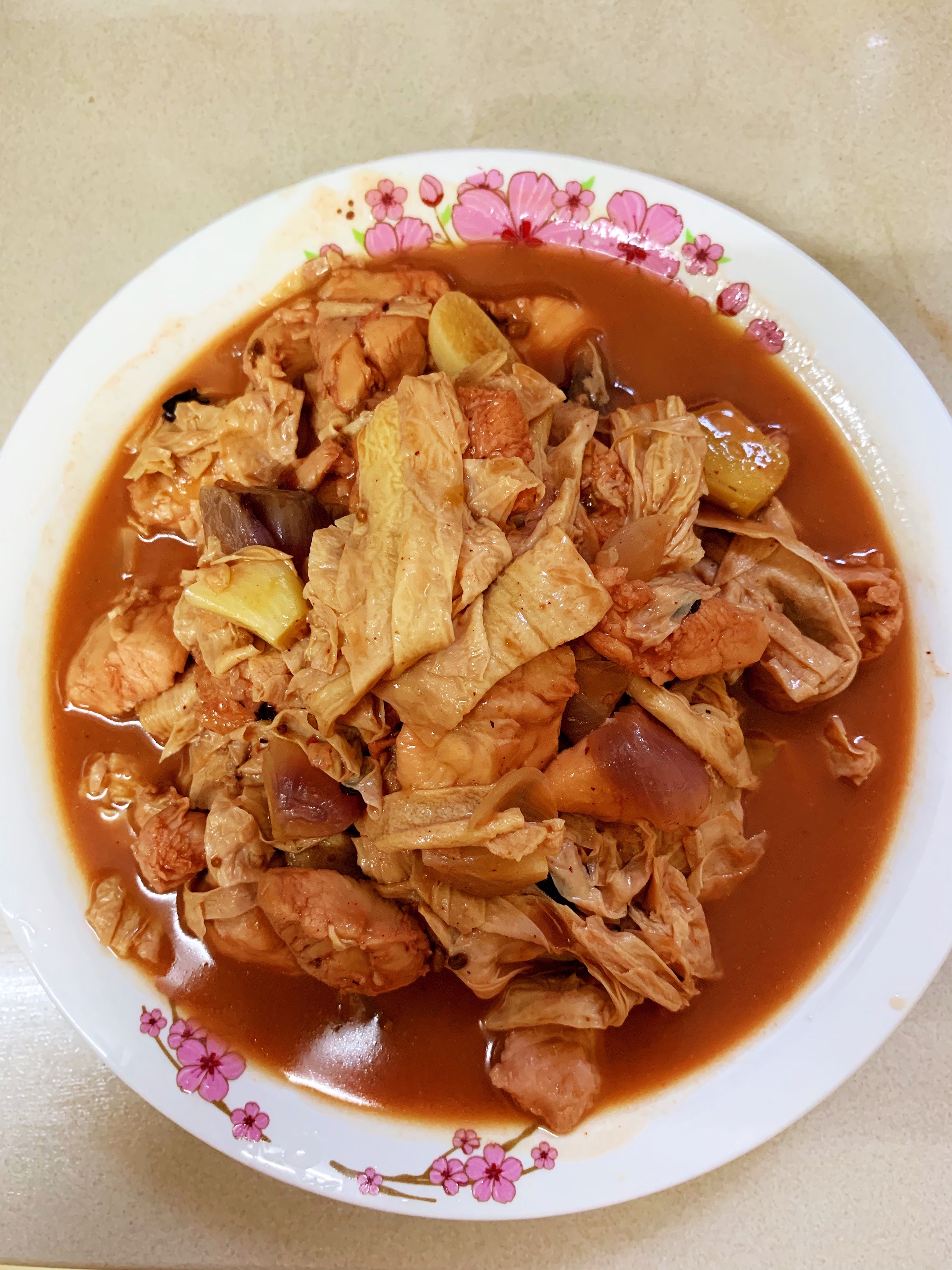 南乳腐竹焖鸡肉的做法
