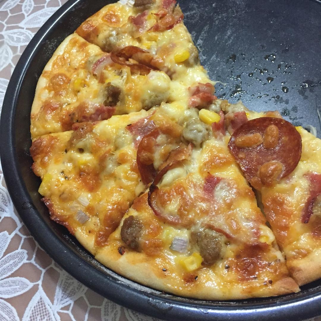 薄饼脆皮火腿pizza