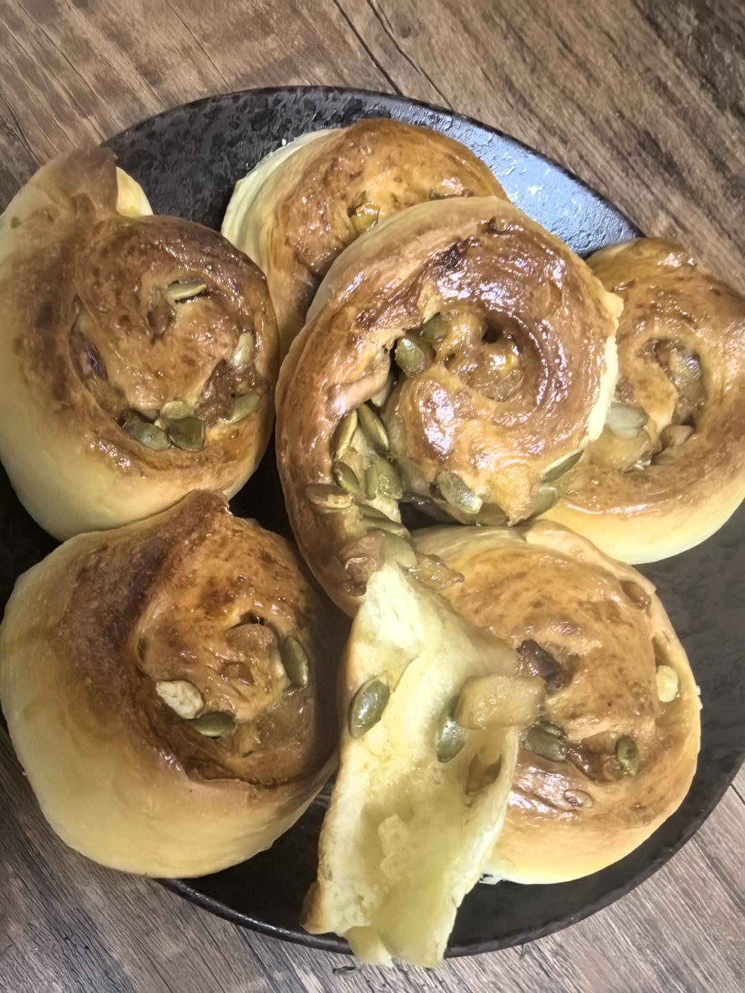 寒冷的冬天，来个「焦糖苹果肉桂卷」吧！