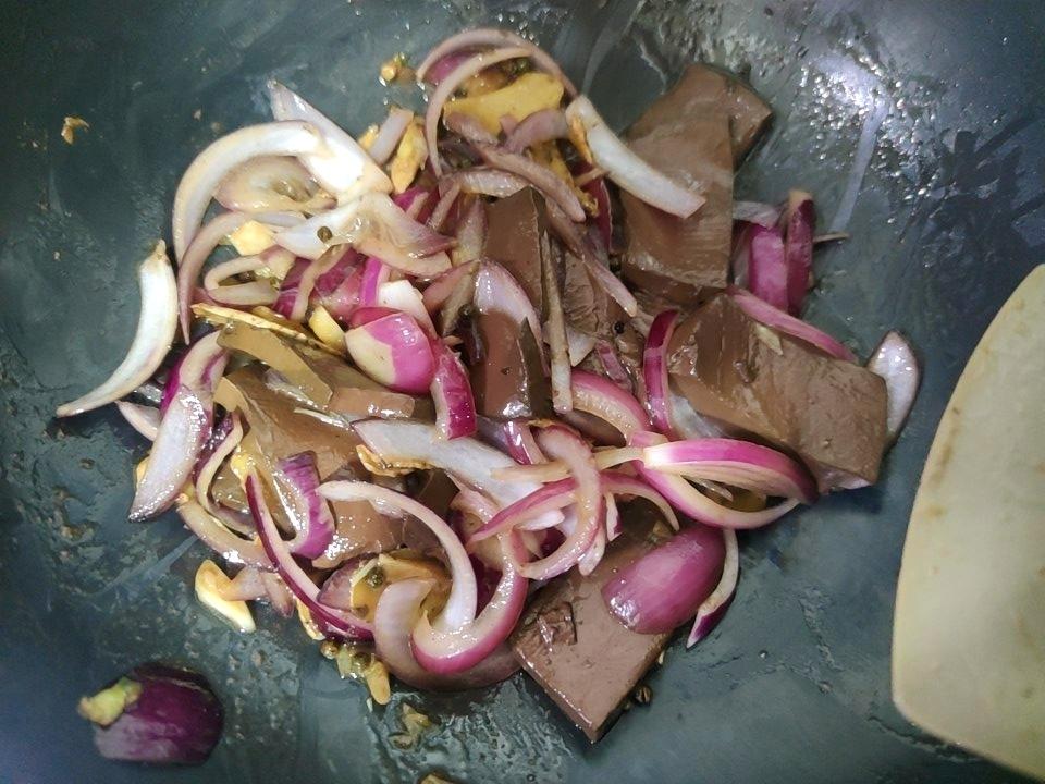 洋葱炒鸭血