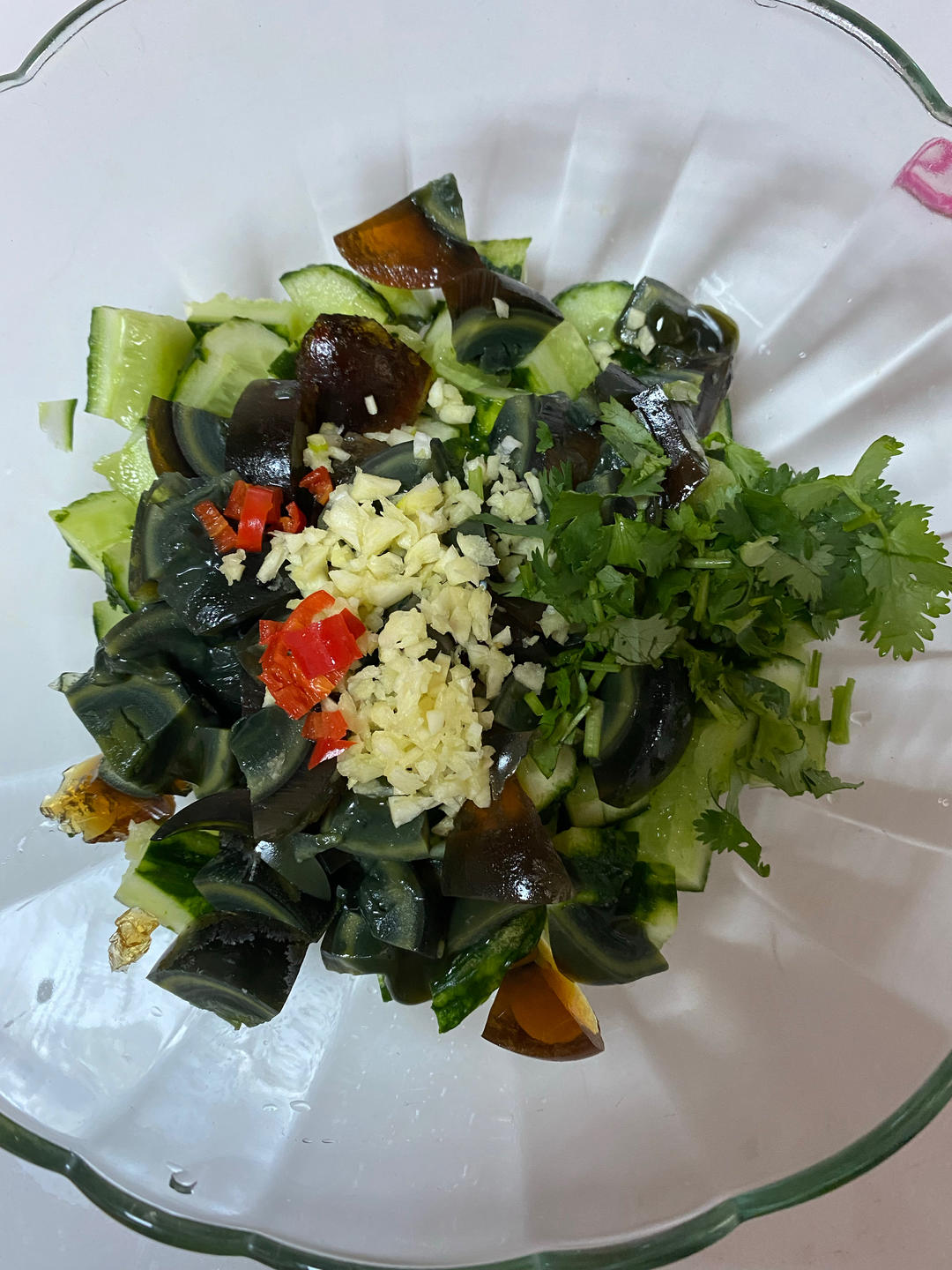 厨师长教你：“青瓜拌皮蛋”的家常做法，酸辣爽脆，简单美味