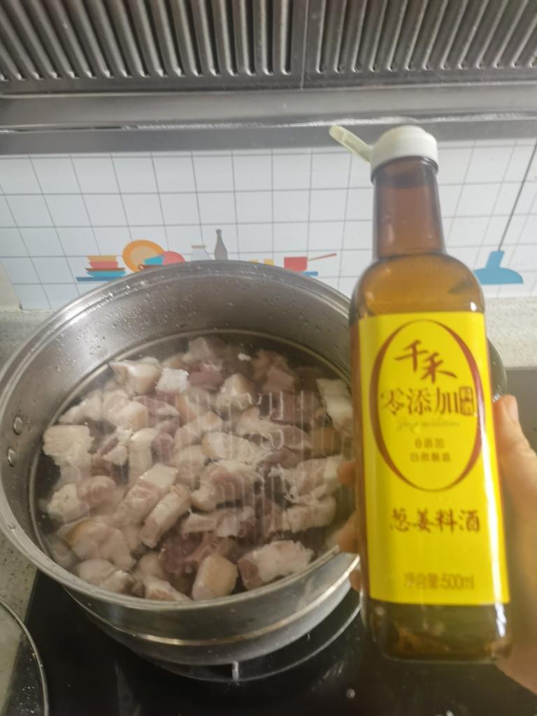 小洋芋红烧肉的做法 步骤2