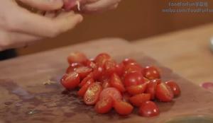 视频|炙烤吞拿鱼配番茄意面 Foodtube的做法 步骤4