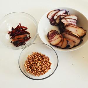 湘西黄豆焖腊肉的做法 步骤2