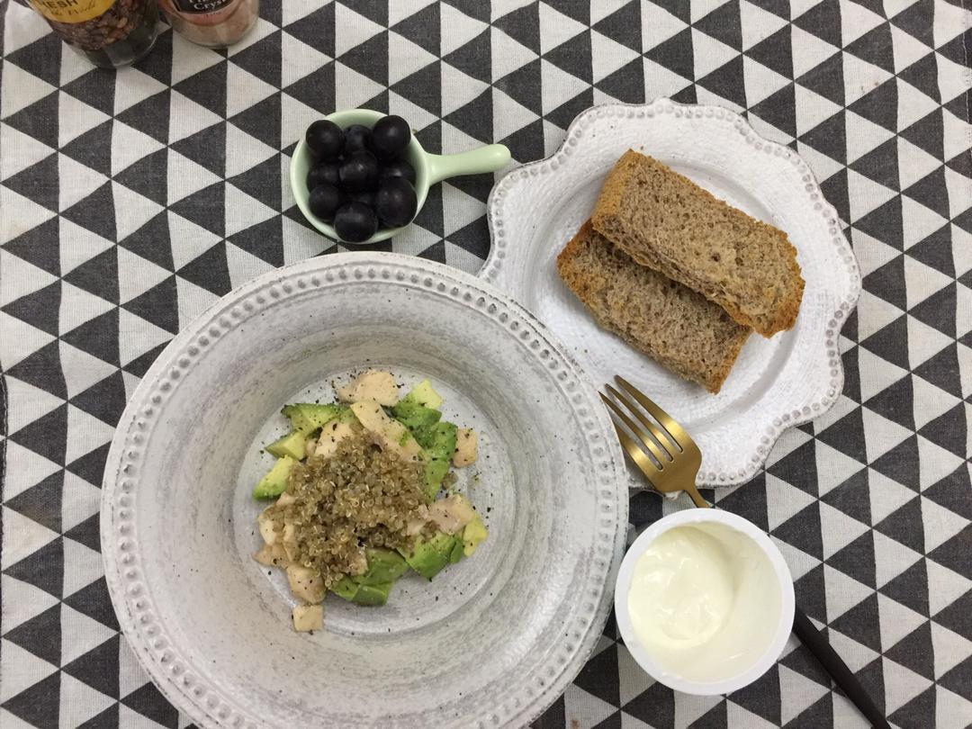 爆好吃的三文鱼牛油果藜麦沙拉