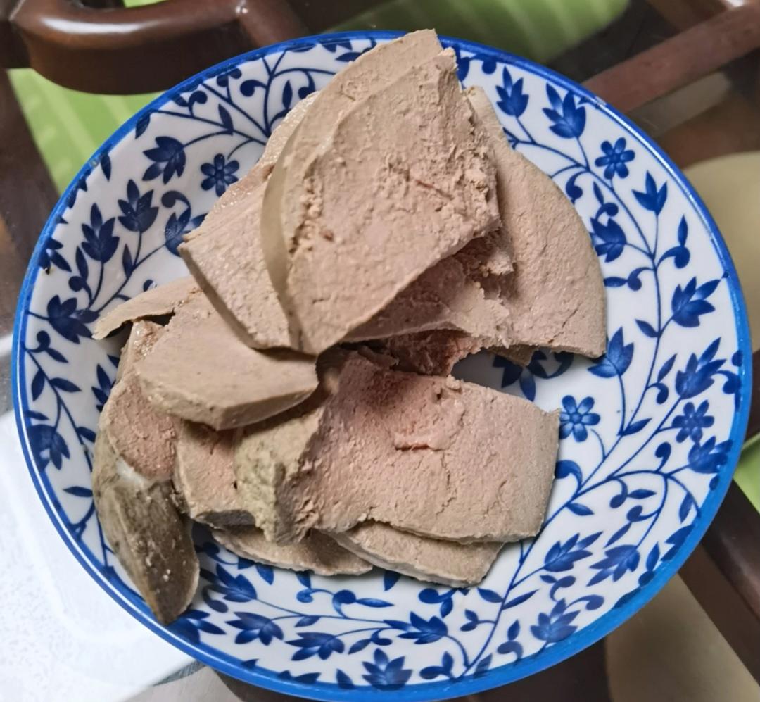 连着做了两次的盐水猪肝，下酒优秀冷盘。@坏露露的露台食光