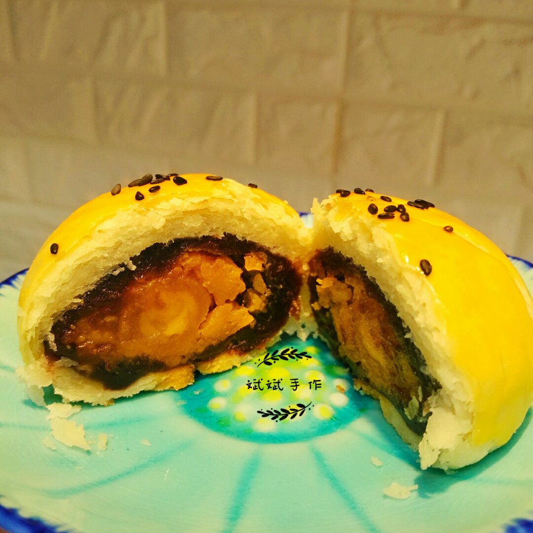 蛋黄酥 Danhuangsu