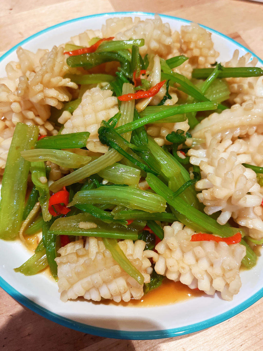 美味狂想曲做的芹菜炒鱿鱼