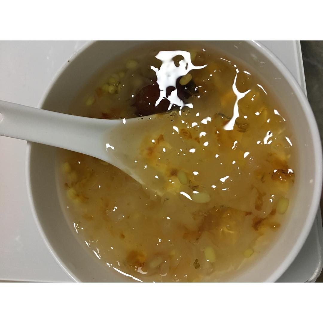 美容润肤 益气补血《桃胶皂角米百合银耳红枣羹》