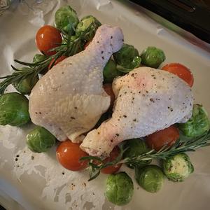 烤鸡腿配蔬菜——轻松搞定brunch的做法 步骤2